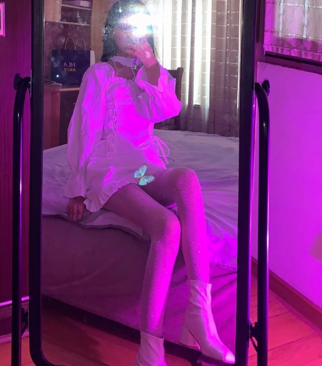 杭州诱人丝袜小妹刚下海 希望狼友多多照顾